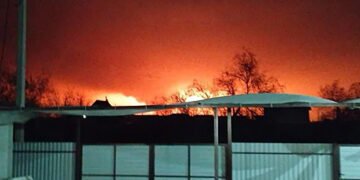 Безпілотники атакували порт у Краснодарському краї: спалахнула масштабна пожежа на газовому терміналі. ВІДЕО