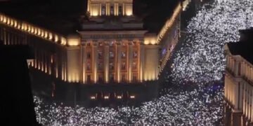 В Болгарії на тлі масових протестів уряд подав у відставку