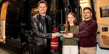 Британська пара перетворила старий Mercedes Sprinter на дім на колесах й подорожує світом. ФОТО