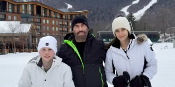 Онука Елвіса Преслі є біологічною матір’ю сина Джона Траволти – People