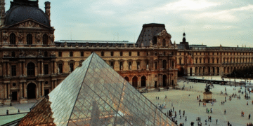 І грабіжників не треба: в Луврі прорив труби затопив сотні рідкісних книг єгипетського відділу