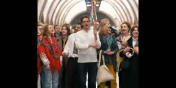 Посольства Британії, Німеччини та Франції заспівали “Щедрика” у київському метро. ВІДЕО