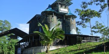 У Канаді чоловік створив чотириповерховий замок із 40 000 пластикових пляшок. ВІДЕО