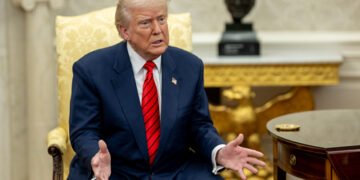 Трамп підтримав керівницю апарату Білого дому, яка назвала його людиною з “характером алкоголіка”