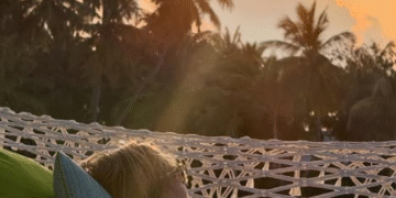 69-річна зірка серіалу «Секс і місто» Кім Кеттролл позувала в купальнику