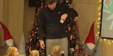 Величезний  Маус: Олександр Усик станцював у дитячому садочку доньки