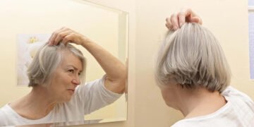 Вчені знайшли зв’язок між сивиною і раком: втрата пігменту може бути ознакою захисту