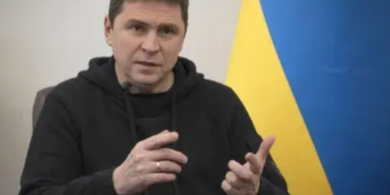 Як повернути українців з-за кордону: Подоляк назвав ключові умови