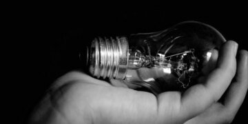 Завтра по всій Україні планують вимикати світло