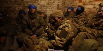 «Целительная фраза» подействовала: оккупанты вылезли из печи и сдались. ВИДЕО