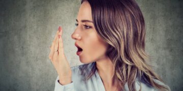 Перегар возникает не во рту: почему жвачка не спасает и что действительно помогает