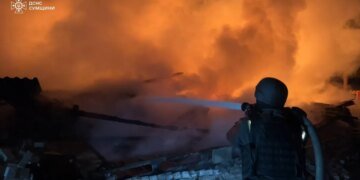 В Сумской области спасатели ликвидировали пожар после атаки российских дронов. ВИДЕО