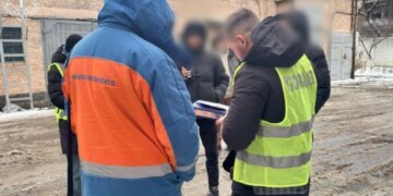 Чиновника «Киевтеплоэнерго» задержали из-за падения 16-летней девушки в яму с кипятком