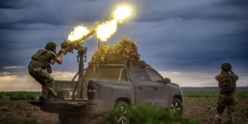 Россияне атаковали Украину ракетами и дронами: попадания зафиксировали в 10 локациях