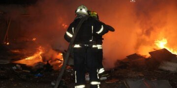 Нічна атака на Дніпропетровщину: троє поранених, пожежі та знеструмлення у містах