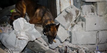 Россия нанесла удар по Харькову: спасатели разгребают завалы. ФОТО