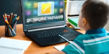 Школьники возвращаются за парты: формат обучения зависит от региона