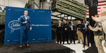 Міністр війни США Піт Хегсет проінспектував розробку новітньої гіперзвукової ракети "Чорна борода"