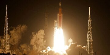 Повернення до Місяця: NASA виводить мегаракету Artemis 2 на фінальний старт
