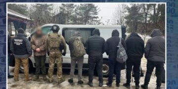 Понад 5,8 млн грн хабарів: в трьох областях правоохоронці викрили схеми незаконного переправлення за кордон