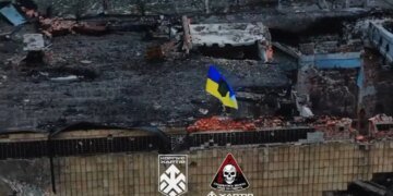 Бійці "Хартії" встановили прапор України над будівлею мерії в центрі Куп’янська
