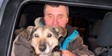 Поліцейські "Білого Янгола" допомогли чоловіку з собакою дістатися до дружини, яка евакуювалася раніше