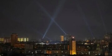 Утренняя атака РФ на Киев: обломки БПЛА упали на жилой дом