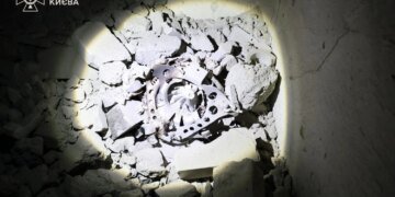 У Києві через атаку рф уламки дрона влучили в 15-поверхівку: показали наслідки