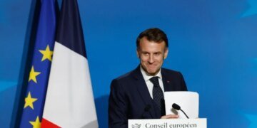 «Это глаз тигра»: Макрон напугал публику окровавленным глазом и объяснил это решительностью. ВИДЕО