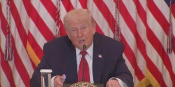 Трамп объявил себя “королем” и пригрозил союзникам и врагам. ВИДЕО