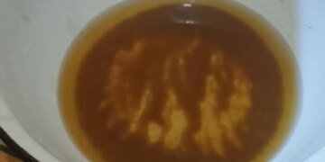 Мариупольцы в шоке: из кранов течет темная вода, а тарифы взлетели вдвое