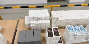 iPhone, AirPods та Apple Watch на 35 мільйонів: на кордоні зупинили нафарширований "яблуками" бус