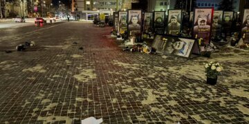 Скандал в Ровно: женщина перевернула портреты погибших воинов