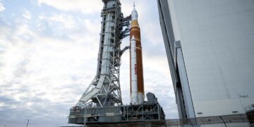 Ракета NASA для місії Artemis 2 прибула на стартовий майданчик: запуск заплановано на лютий