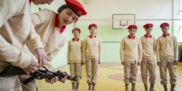 Оккупанты отправляют детей Херсонщины в Россию на военные учения