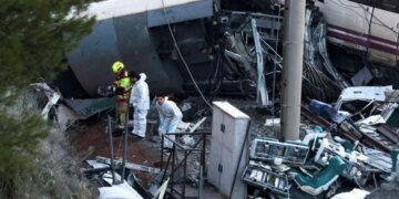 Самая масштабная железнодорожная авария за 13 лет: в столкновении поездов в Испании погибли десятки людей