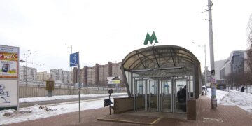 Трагедия возле метро в Киеве: полиция раскрыла причину смерти мужчины возле станции