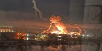 Россияне разрушили дом в своем глубоком тылу своей  ракетой ПВО:  Z-каналы лихорадит от ВИДЕО