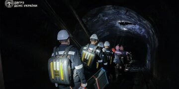 В Кривом Роге шахтеры, заблокированные под землей из-за отключения электроэнергии после ударов РФ, преодолели 7 км по туннелям. ФОТО