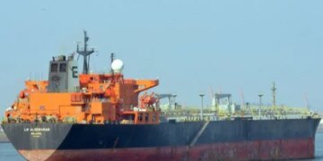 Танкер российского «теневого флота» под завязку с нефтью потерял управление в Средиземном море