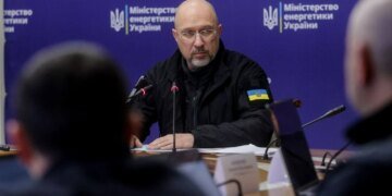 У Києві значний дефіцит електроенергії, понад 800 тисяч абонентів без світла – Шмигаль