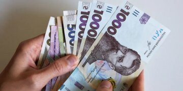 Какие гривны не примут в обменниках и банках: что нужно проверить