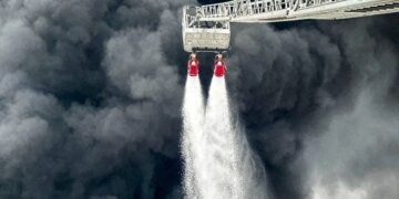 Во Львовской области ликвидируют последствия утреннего удара оккупантов. ФОТО