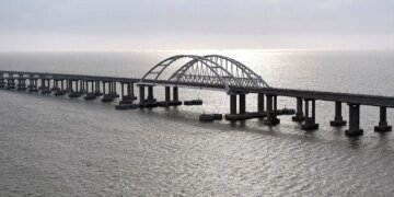 У Криму пролунала серія вибухів: Керченський міст перекрито, атаковано аеродроми – монітори