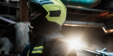 Враг нанес удар по Киевской области: погибли два человека, повреждена многоэтажка