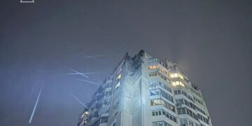 Російський дрон уночі влучив у багатоповерхівку в Києві: показали наслідки