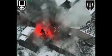Укрытие стало финалом: дрон разнес сарай с российскими военными. ВИДЕО