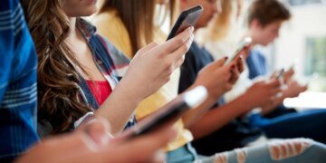 Заборона соцмереж в Україні: чи готують парламентарі відповідні законопроєкти та чи будуть обмежувати доступ дітям за прикладом Європи