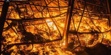 рф завдала ракетний удар по складах в передмісті Харкова, сталася масштабна пожежа: показали наслідки