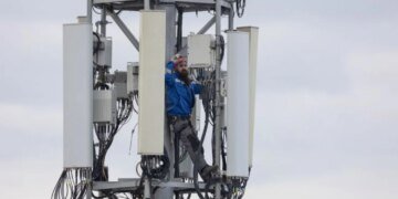 Блекаути, мороз і обстріли: чи “витягне” мобільний зв’язок нову хвилю енергокризи